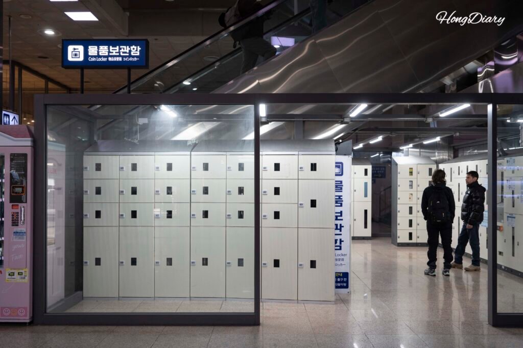 Vista detallada de los casilleros automáticos del primer piso de la estación de Busan