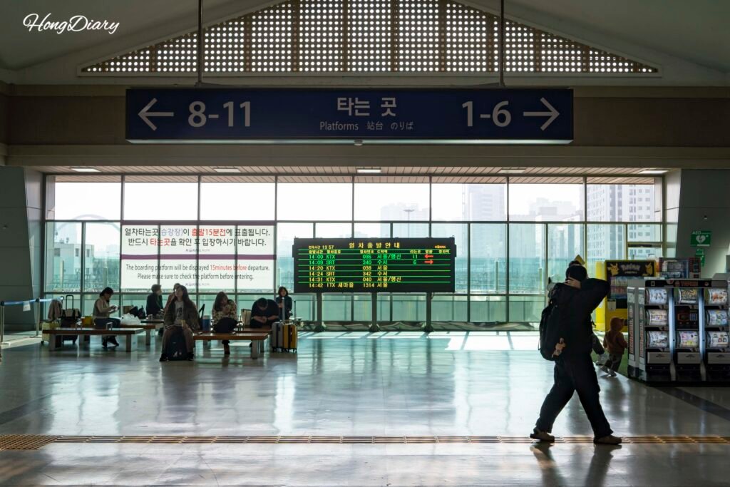 Señalización dentro de la estación de Busan hacia los casilleros del segundo piso