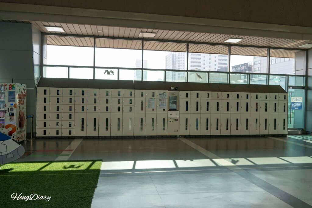 Coin lockers on the second floor of Busan Station near KTX platforms 5 and 6