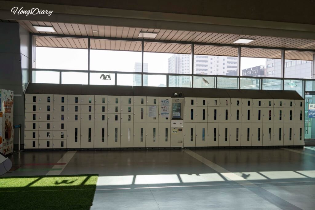Casilleros automáticos del segundo piso de la estación de Busan cerca de los andenes KTX