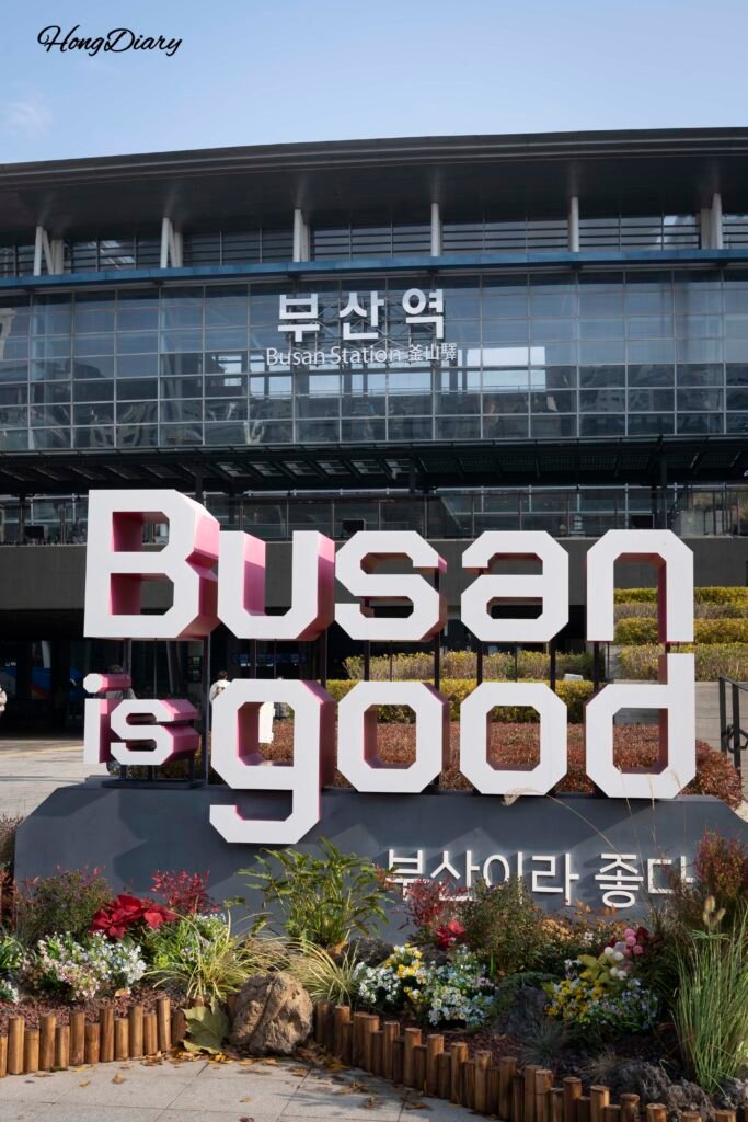 釜山のPRロゴ「Busan is Good」と釜山駅KTXの外観