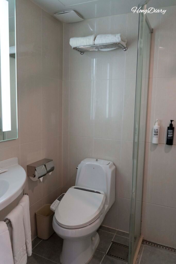 Baño con ducha separada en Central Seven Hotel Busan