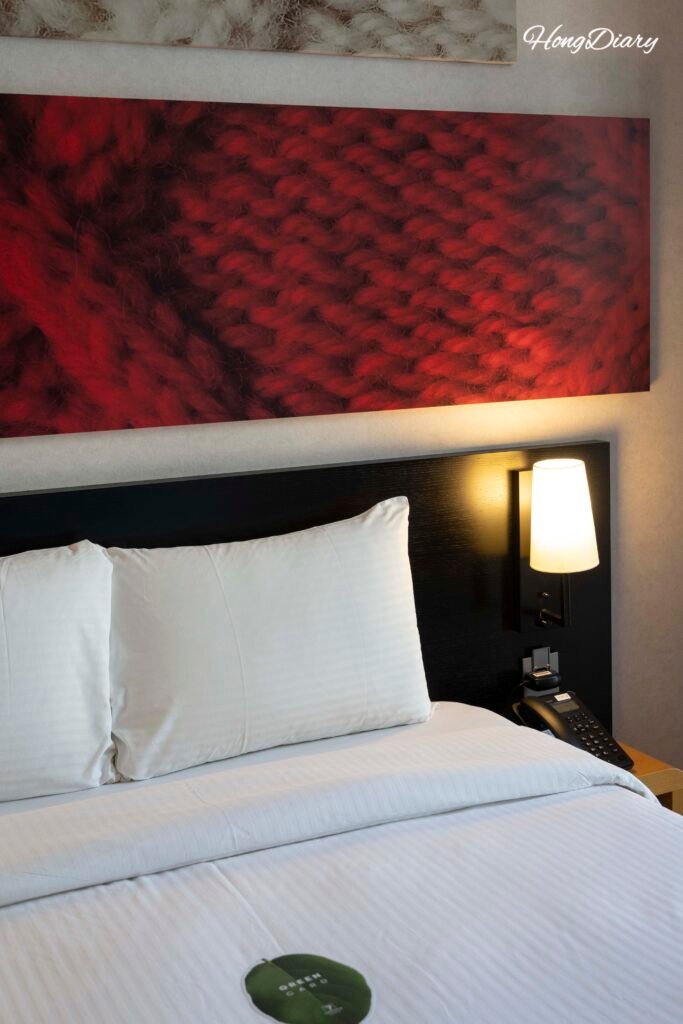 Cama en habitación de huésped en Central Seven Hotel Busan suave y cómoda