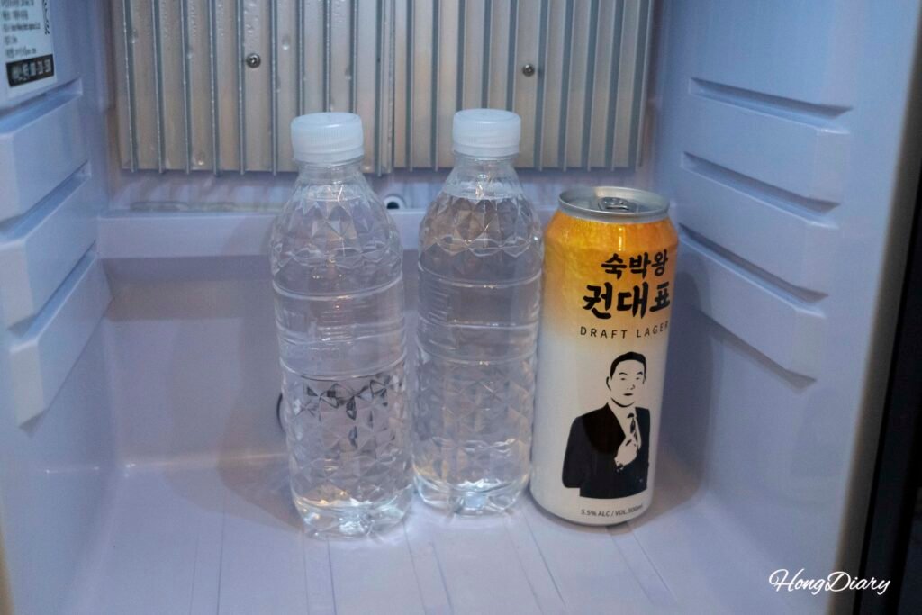 Cerveza y agua embotellada de cortesía en habitación del Central Seven Hotel Busan