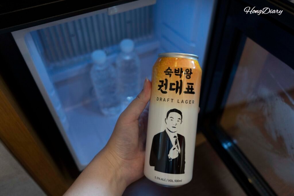 セントラルセブンホテルの客室に無料で用意されたビールとミネラルウォーター