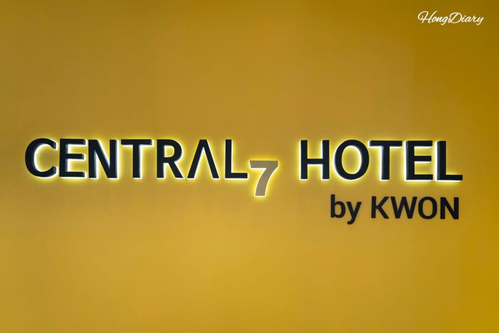 Hervidor y caja fuerte en la habitación del Central Seven Hotel Busan