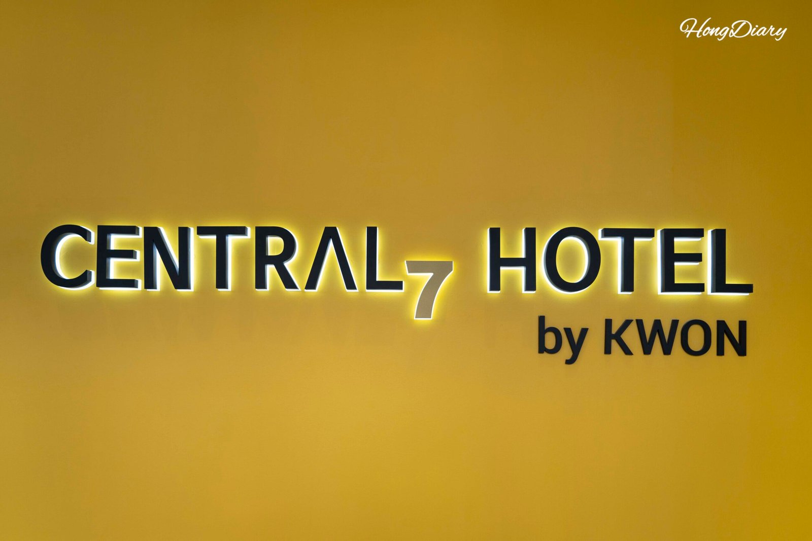Hervidor y caja fuerte en la habitación del Central Seven Hotel Busan