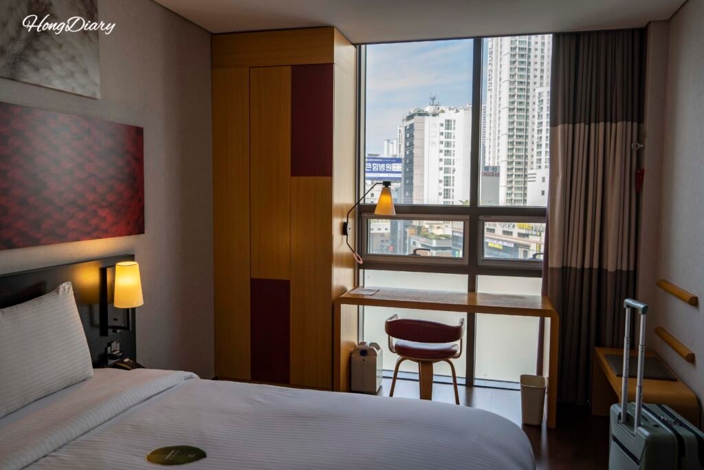 Interior de habitación estándar en Central Seven Hotel Busan con piso de madera
