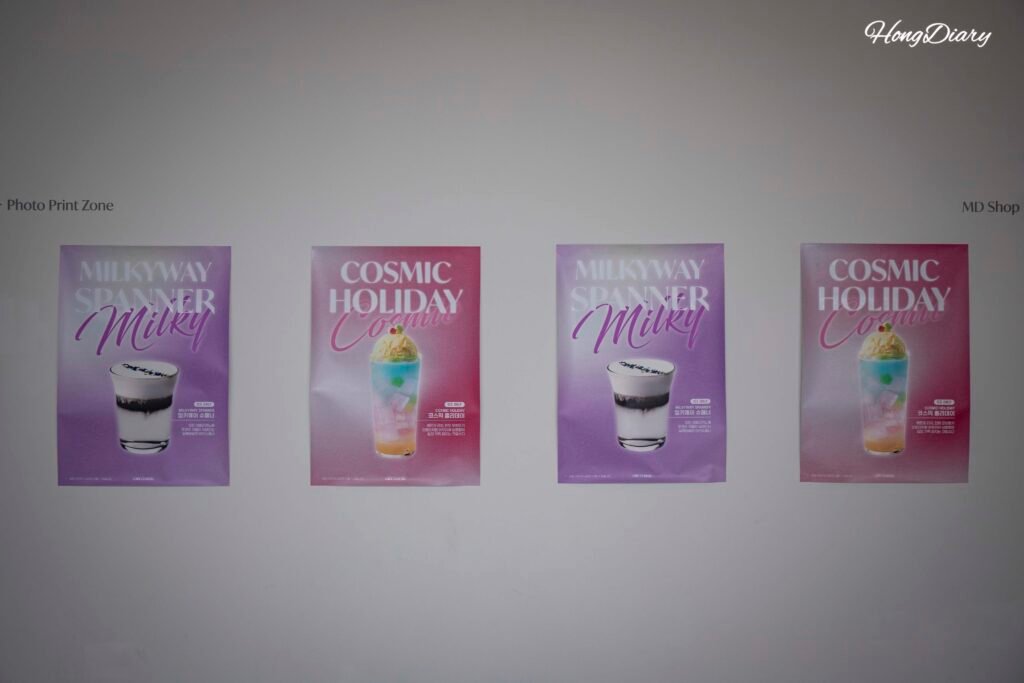 Menú de bebidas del café dentro del Cosmic Resort Gyeongju