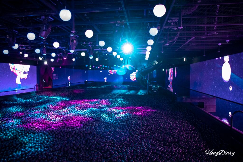 慶州コスミックリゾートの滑り台がある展示空間
