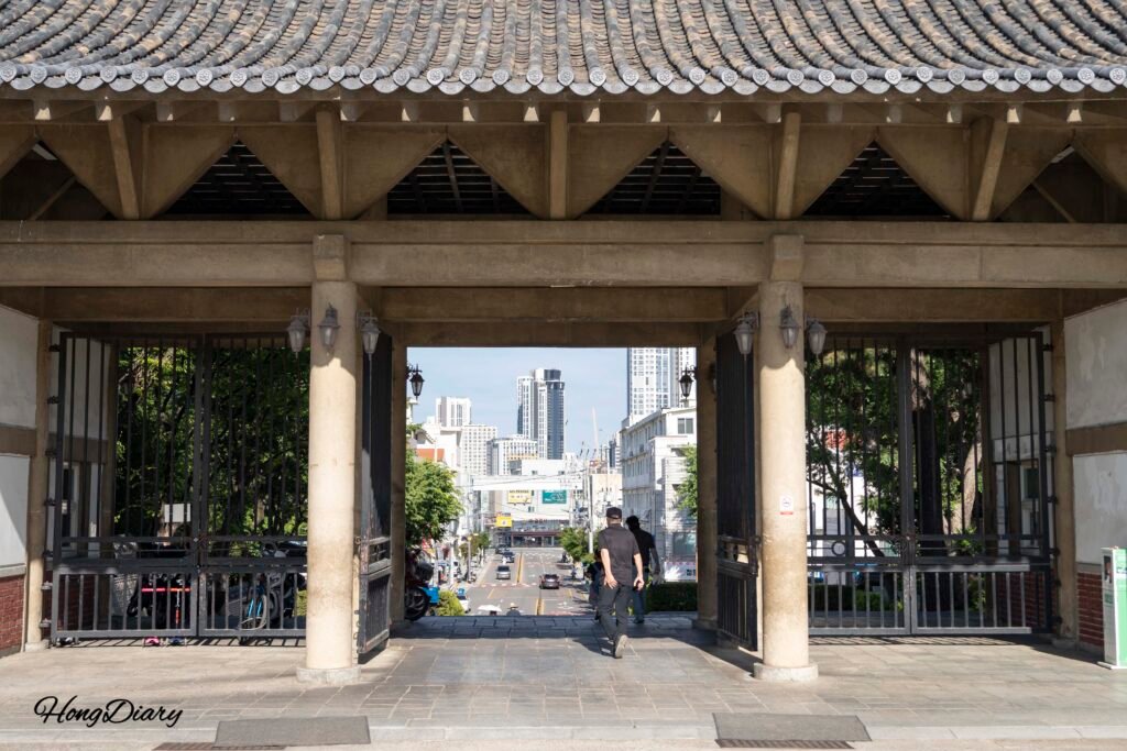 Entrada principal del parque Dalseong en Daegu, Corea del Sur