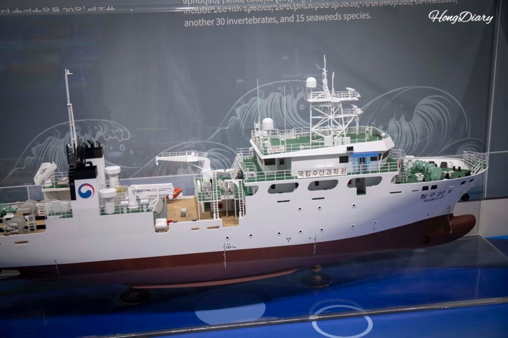 Exhibición de miniaturas de aldeas pesqueras y embarcaciones en el Museo de Ciencias de la Pesca de Busan