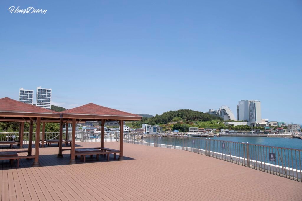 Vista al mar desde la terraza del segundo piso del Museo de Ciencias de la Pesca de Busan