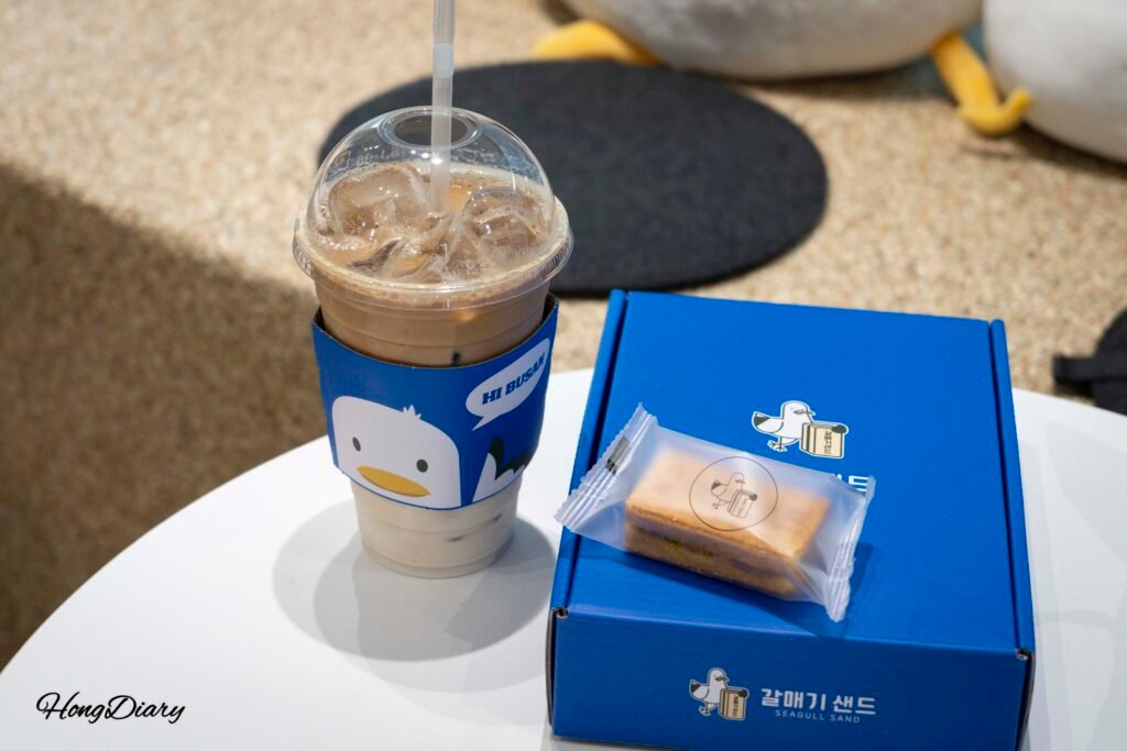 カルメギサンドのミックスセットとカフェラテ、プレーン・ブルーベリー・マンゴーパイナップル