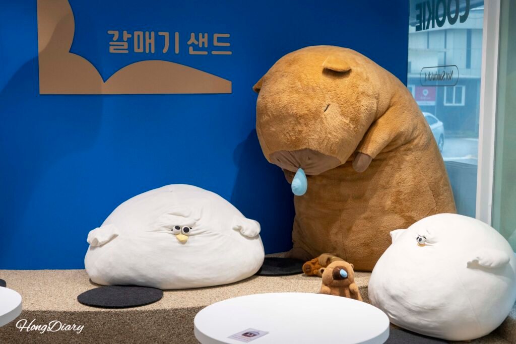 Muñeco decorativo de gaviota en el interior de Galmaegi Sand Busan