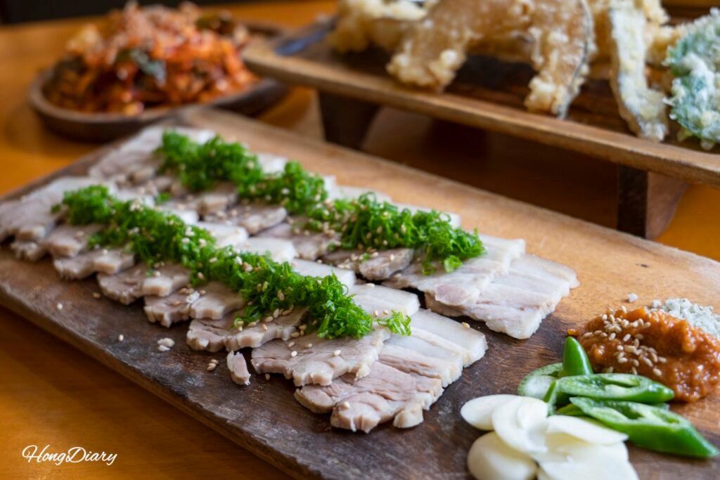 Go Guksuの済州式蒸し豚（トンベコギ）