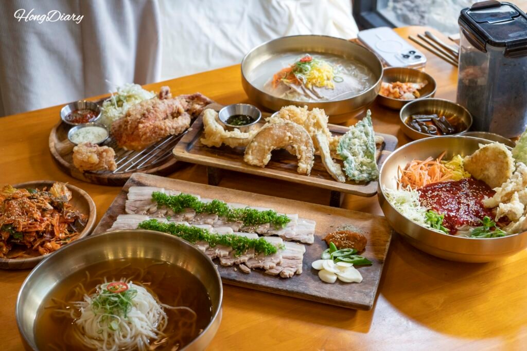 Go Guksuの宴席セット全体、麺と天ぷらの盛り合わせ