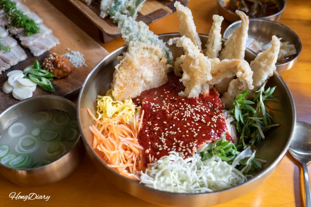 Fideos mixtos picantes de pez sable (bibim) en Go Guksu, Jeju