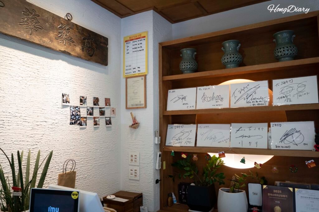 Go Guksuの店内、池を囲む席