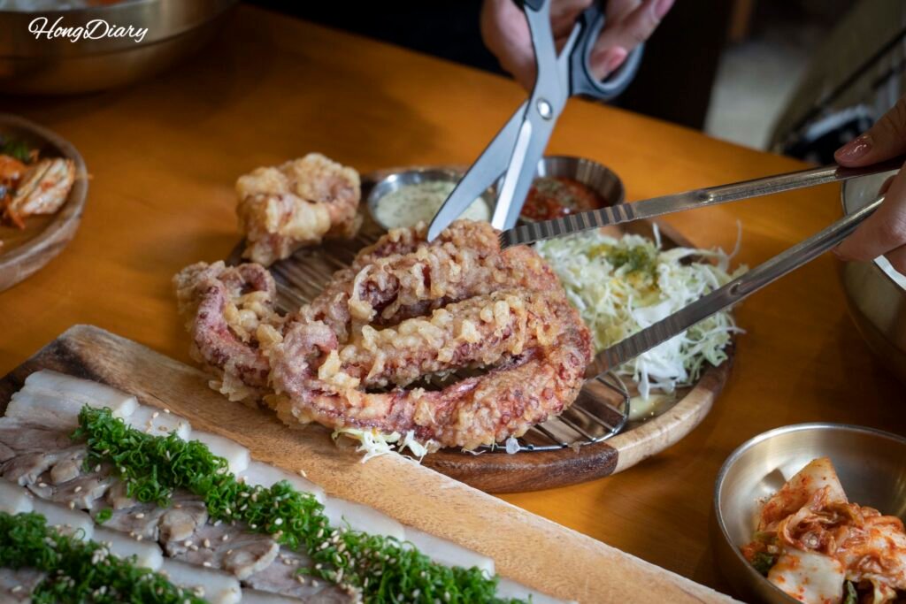 Fritura de pulpo entero en Go Guksu, Jeju