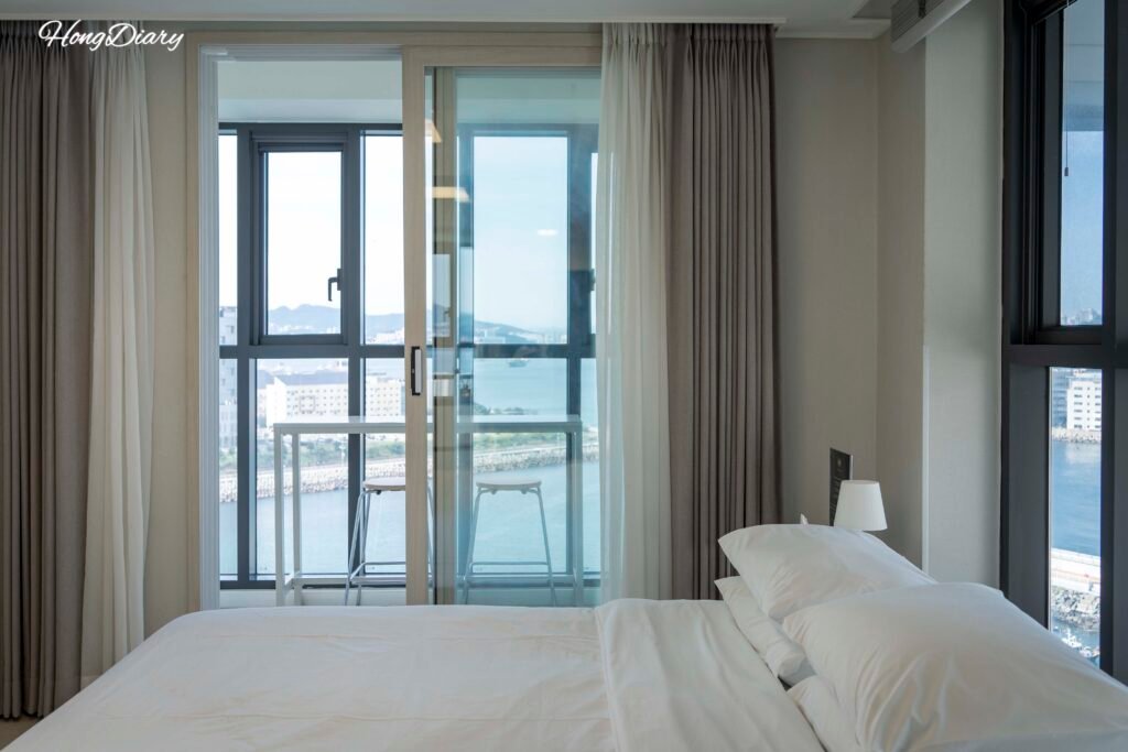 Bed and ocean view from Grazie Hotel Busan Yeongdo end room
