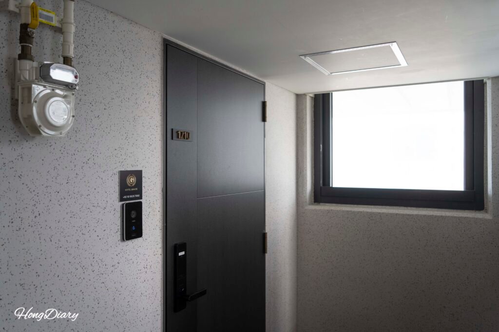 Corredor y puerta de habitación del Grazie Hotel Busan Yeongdo