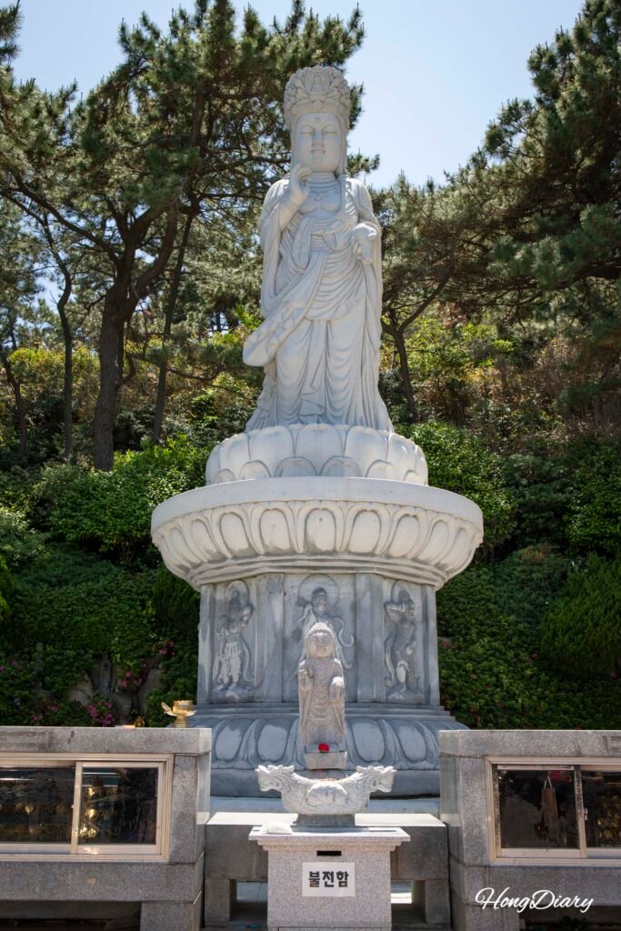 Figura de piedra en el recinto de Haedong Yonggungsa