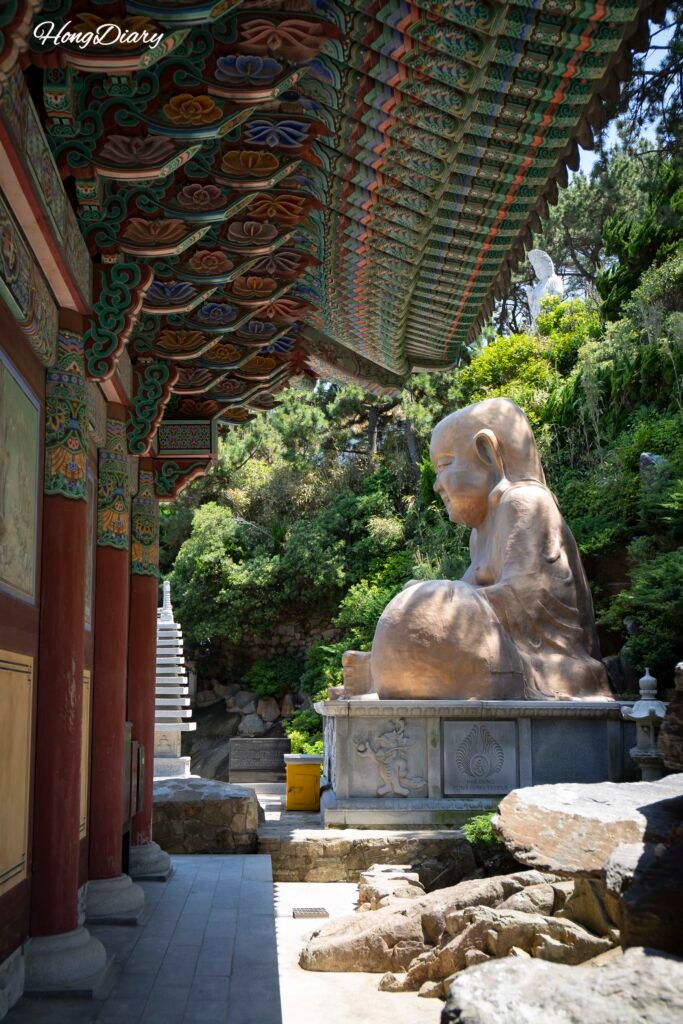 Estatua de piedra y edificios del templo Haedong Yonggungsa