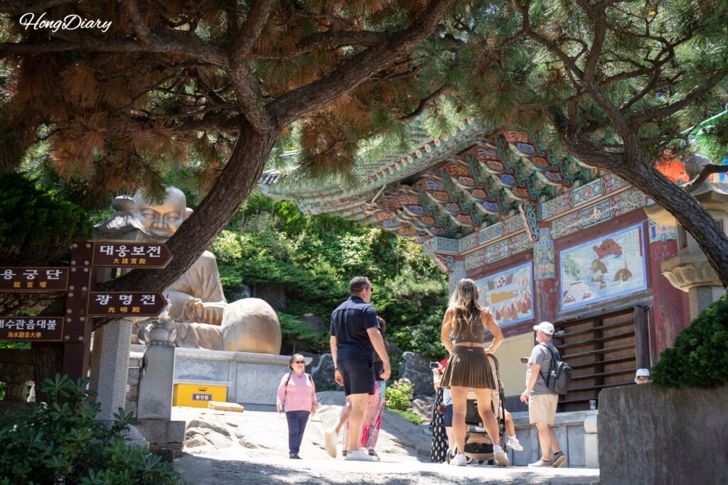 Visitantes en el recinto de Haedong Yonggungsa, Busan