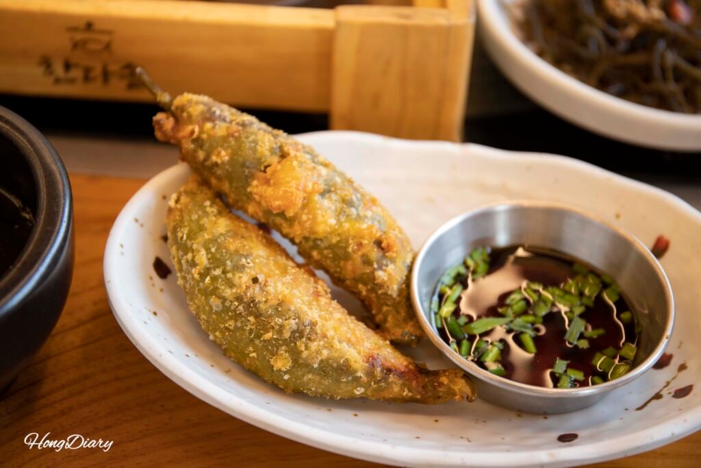 Fritos de ají rellenos como acompañamiento en Handassot Gyeongju