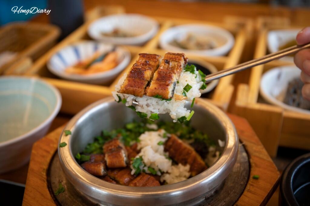 Cucharada de arroz con anguila del dolsot bap en Handassot Gyeongju Corea del Sur