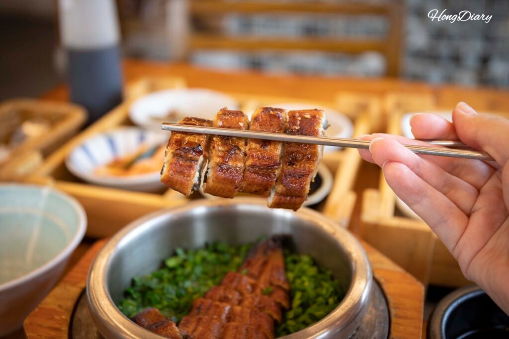 Primer plano de arroz con anguila en olla de piedra coreana en Gyeongju