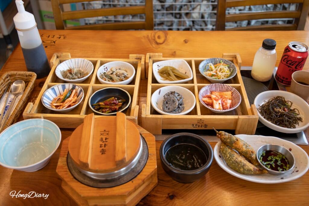 ハンダソルの釜飯ハンサン、蓋を開ける前の全体の一膳