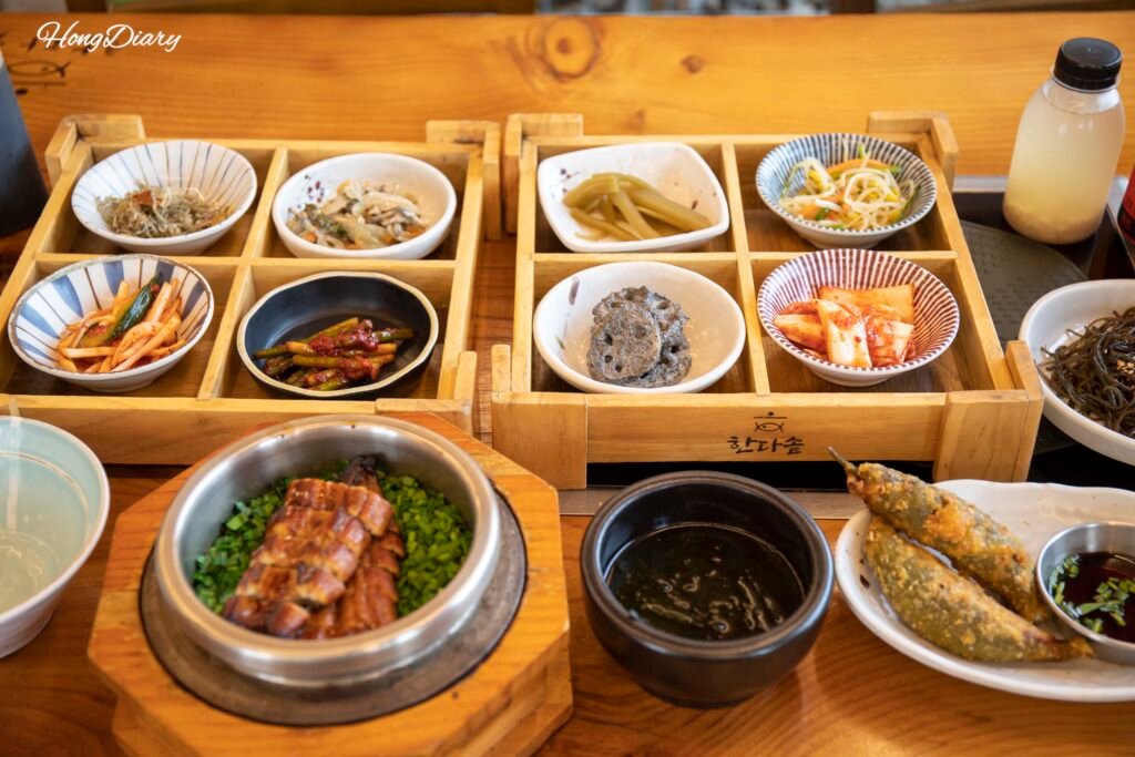 ハンダソルのウナギ釜飯、蓋を開けた瞬間の一膳