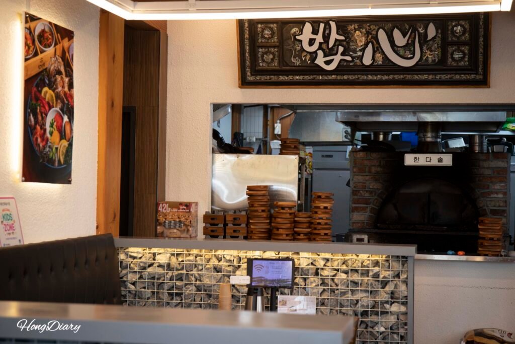 Interior del restaurante Handassot Gyeongju con mesas espaciosas y ambiente tranquilo