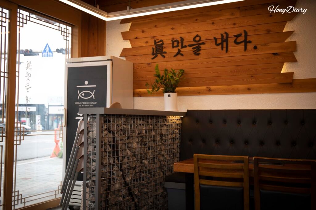 Interior of Handassot Gyeongju showing table partitions and spacious seating