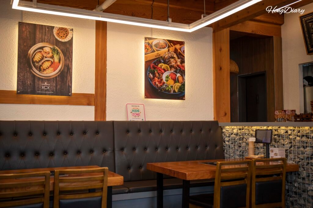 Inside view of Handassot Gyeongju Korean rice pot restaurant