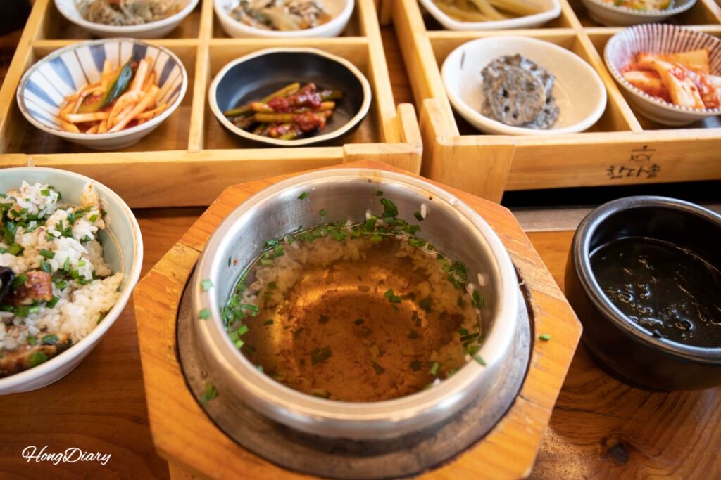 Sungnyung o bebida de arroz tostado en la olla de piedra de Handassot Gyeongju