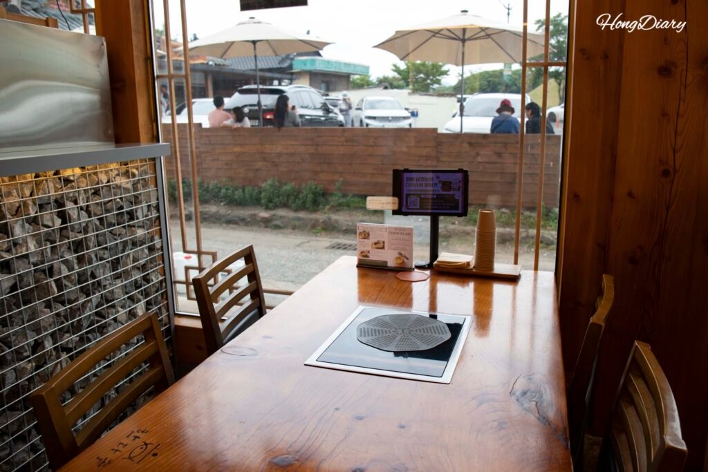 ハンダソル慶州店の店内テーブルとタブレット注文システム