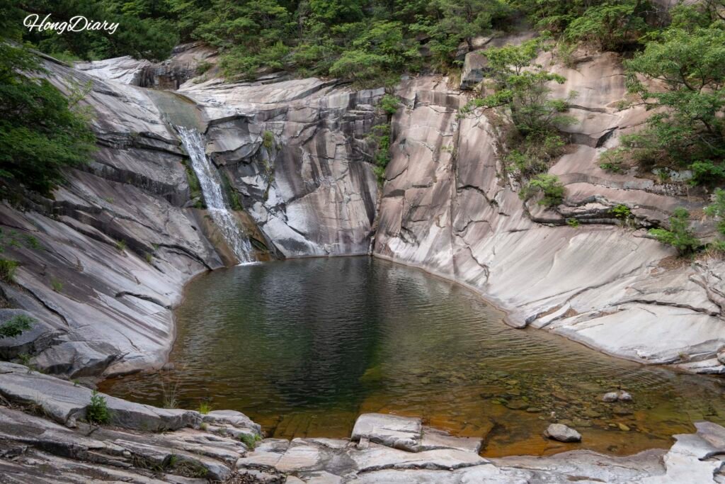 Laguna esmeralda Hobakso con cascada y granito blanco en Miryang Corea del Sur