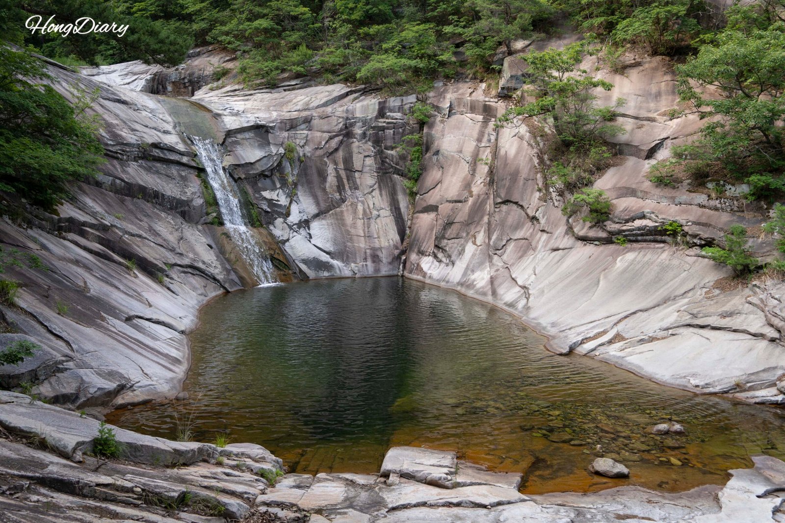 Laguna esmeralda Hobakso con cascada y granito blanco en Miryang Corea del Sur