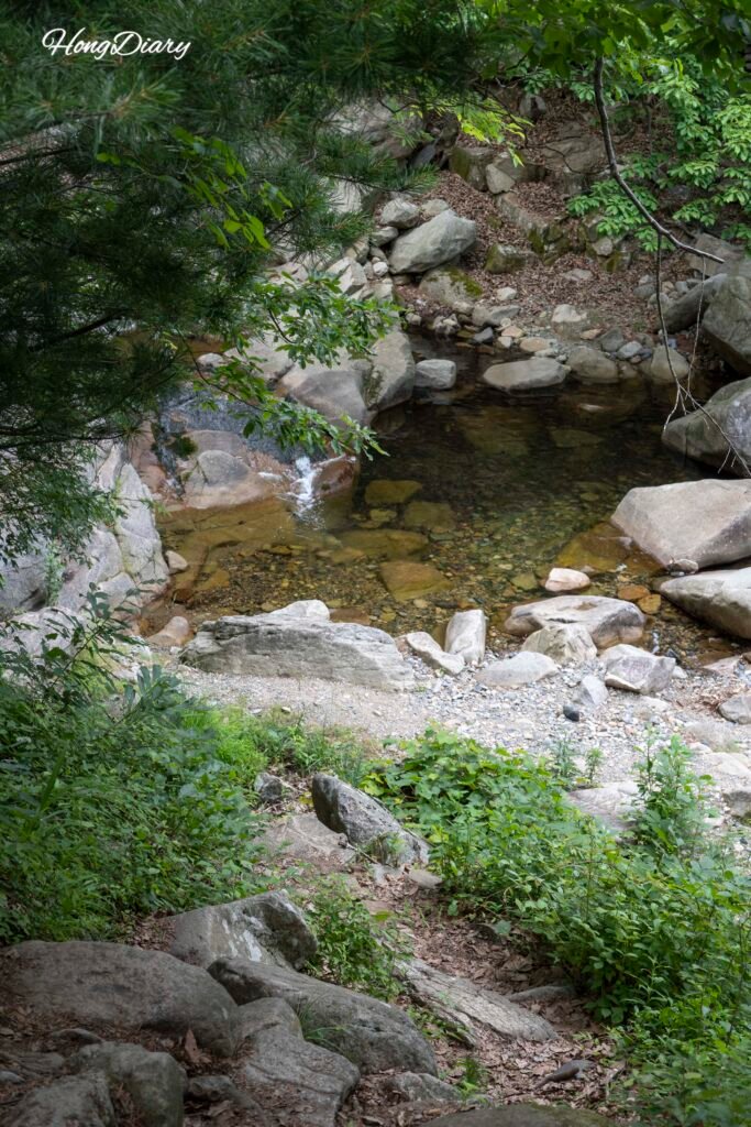 Valle Hobakso Miryang con agua cristalina entre rocas de granito