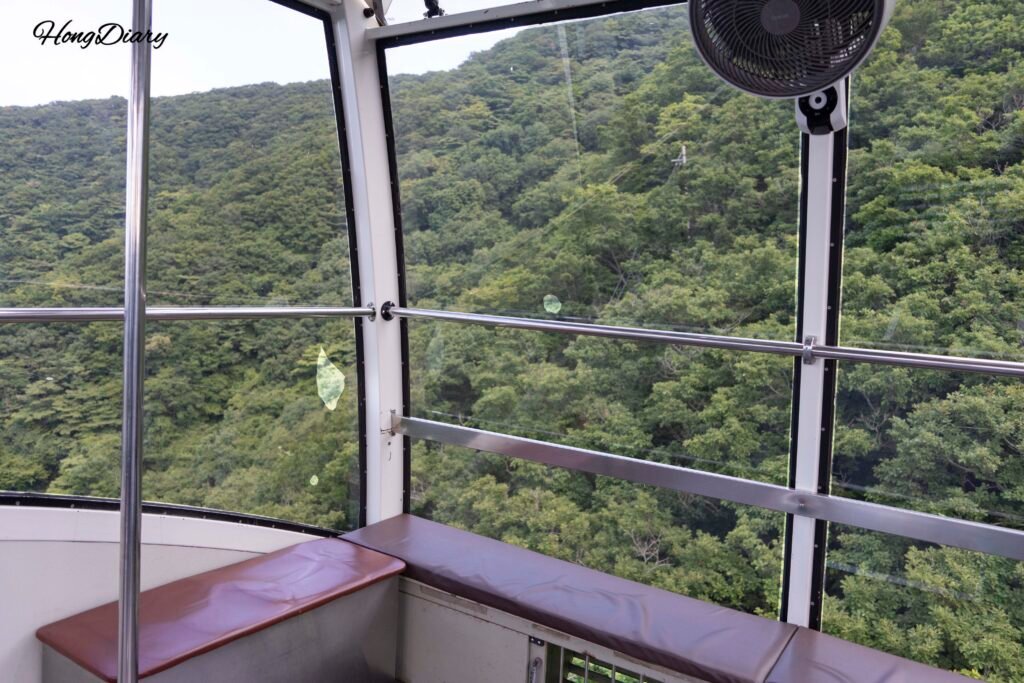 Vista de los Alpes de Yeongnam desde el interior del teleférico Valle del Hielo Miryang