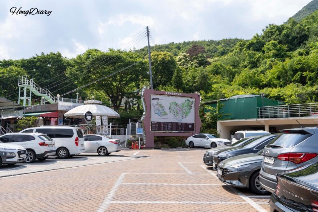 Estacionamiento gratuito frente a la estación inferior del teleférico Valle del Hielo Miryang