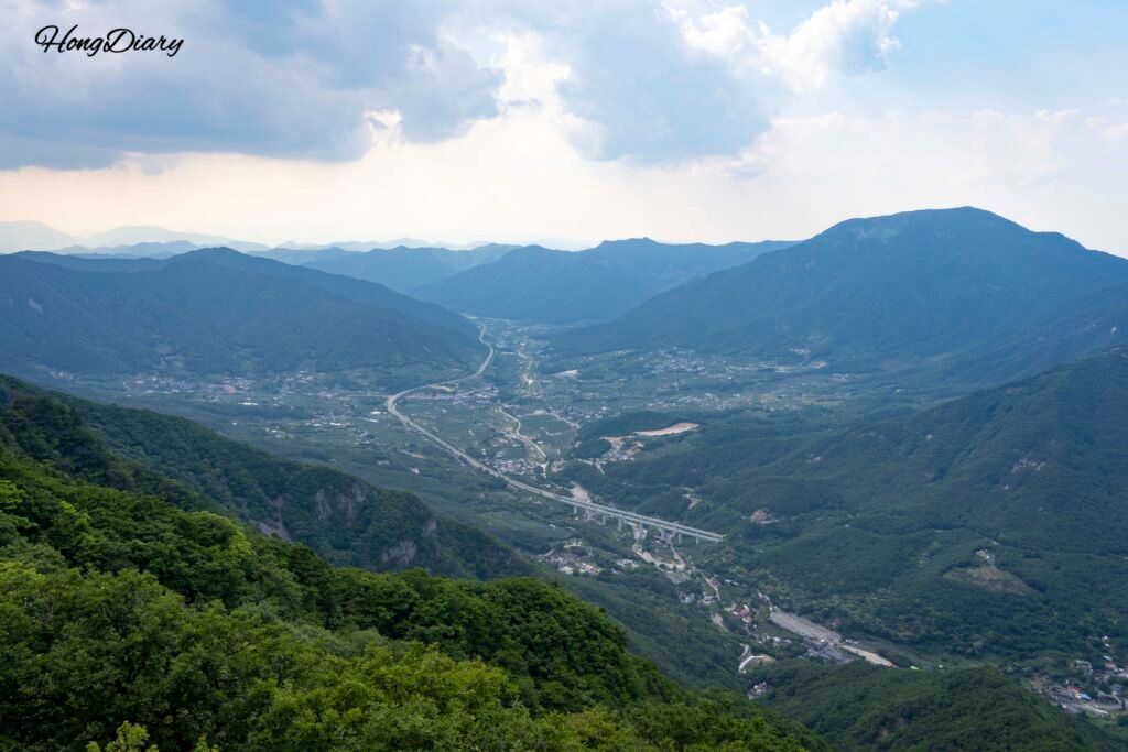 ケーブルカー内部から見た嶺南アルプスの山々の眺め