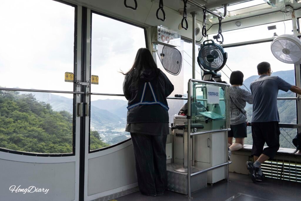 密陽氷谷ケーブルカー内部から見た嶺南アルプスの稜線と山々の眺め