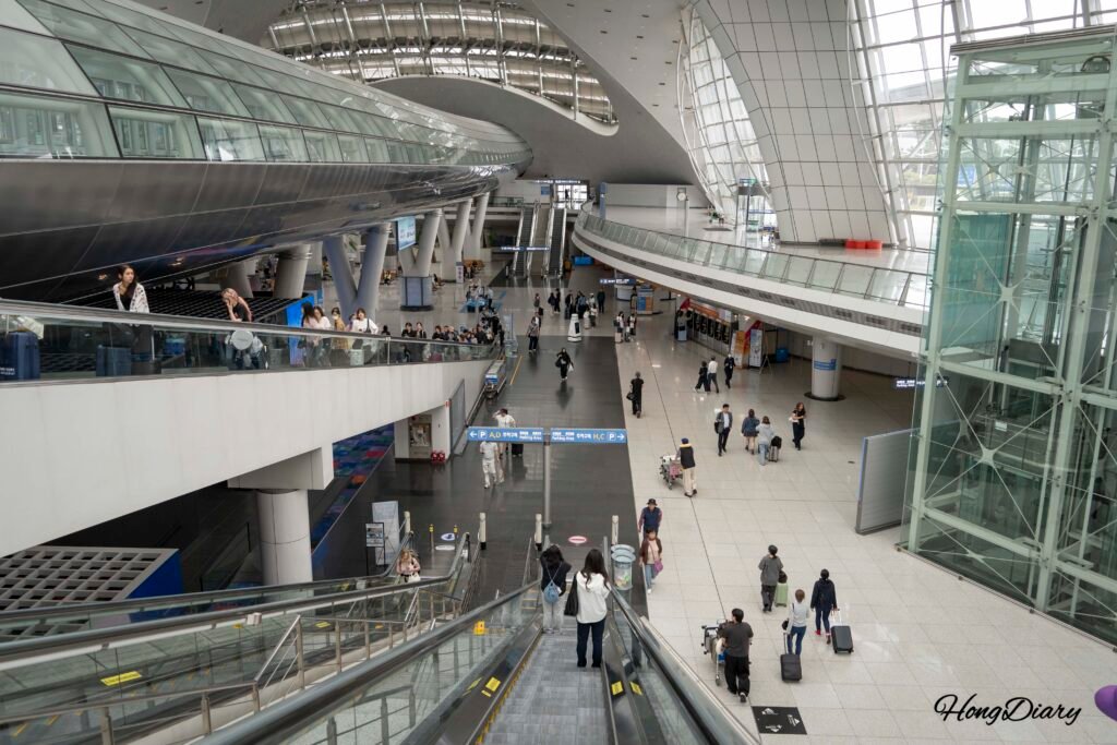仁川国際空港の広い到着ロビー内部