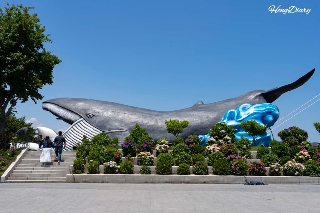 長生浦クジラ文化村のクジラ彫刻モニュメント