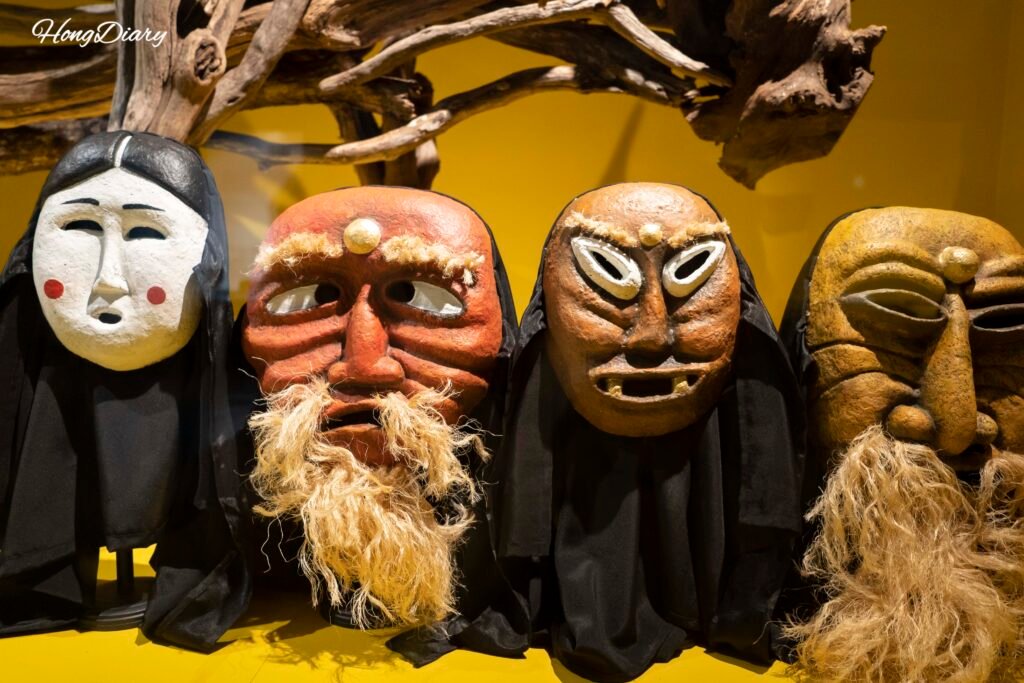 Máscaras tradicionales de Jeju en la segunda sala de folclore del Museo Folclórico Natural