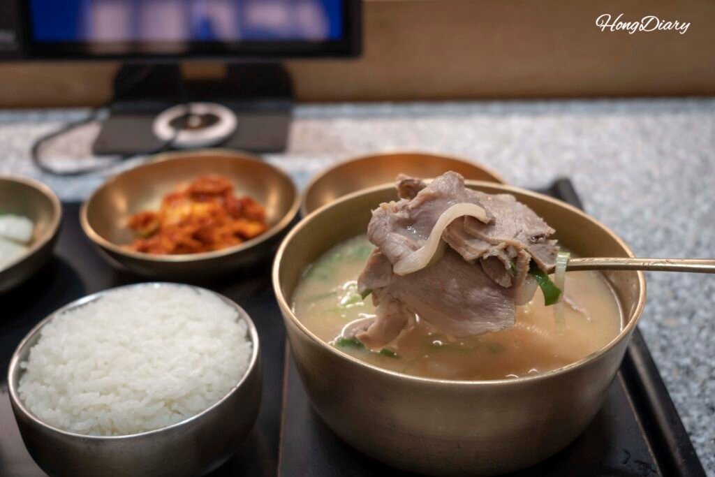 Trozos generosos de cerdo en el gukbap de Jeongjitgan Busan restaurante Michelin